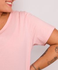 Camiseta-Plus-Size-Feminina-Manga-Curta-Decote-V-Rosa-Claro-9952769-Rosa_Claro_5