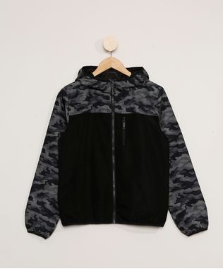 Jaqueta-de-Nylon-Juvenil-com-Recorte-Camuflado-e-Capuz-Preta-9781952-Preto_1