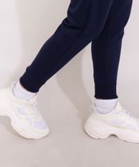 Detalhe do tornozelo da Calça de Moletom Feminina Azul Marinho