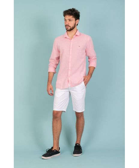 bermuda branca e camisa rosa