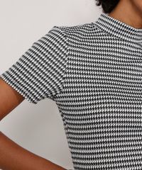 Blusa-Estampada-Pied-Poule-Manga-Curta-Gola-Alta-Preta-9983387-Preto_4
