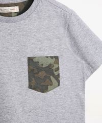 Camiseta-Infantil-com-Bolso-Estampado-Camuflado-Manga-Curta-Gola-Careca-Cinza-Mescla-9980372-Cinza_Mescla_3