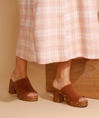 Tamanco-Feminino-Oneself-de-Camurca-Salto-Medio-em-Madeira-com-Tachas-Marrom-9985995-Marrom_2