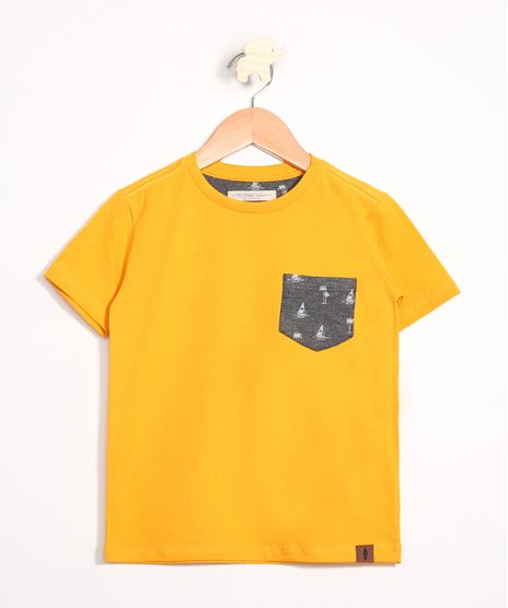 Camiseta-Infantil-com-Bolso-Estampado-de-Coqueiros-Manga-Curta-Gola-Careca-Mostarda-9980377-Mostarda_1
