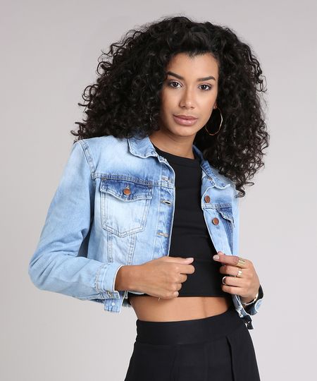 Jaqueta-Jeans-Feminina-Cropped-com-Bolso-Barra-Desfiada-Azul-Claro-9222206-Azul_Claro_1