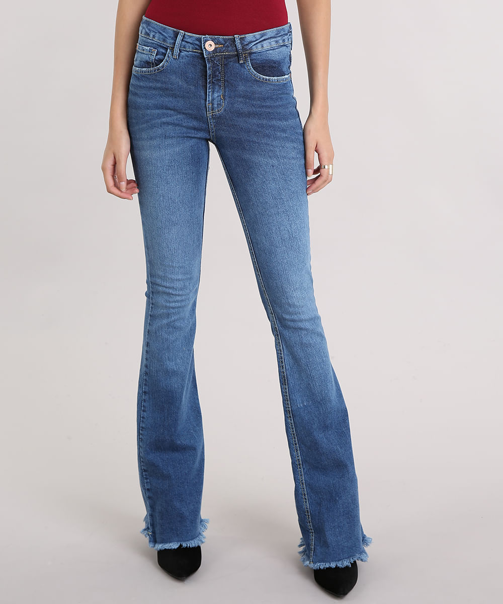 calça com a boca desfiada