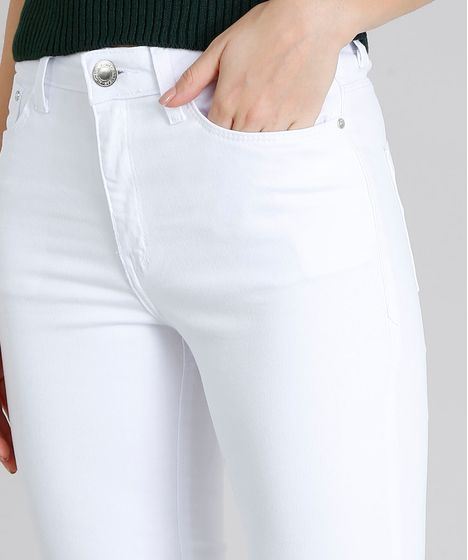 calça flare branca com cropped