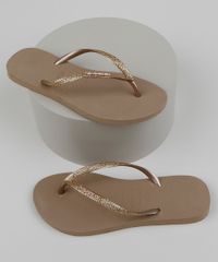 Chinelo Havaianas com Glitter Dourada Slim em cima de plataforma branca