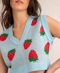 colete-cropped-de-trico-estampado-morangos-decote-v-azul-claro-1010750-Azul_Claro_4