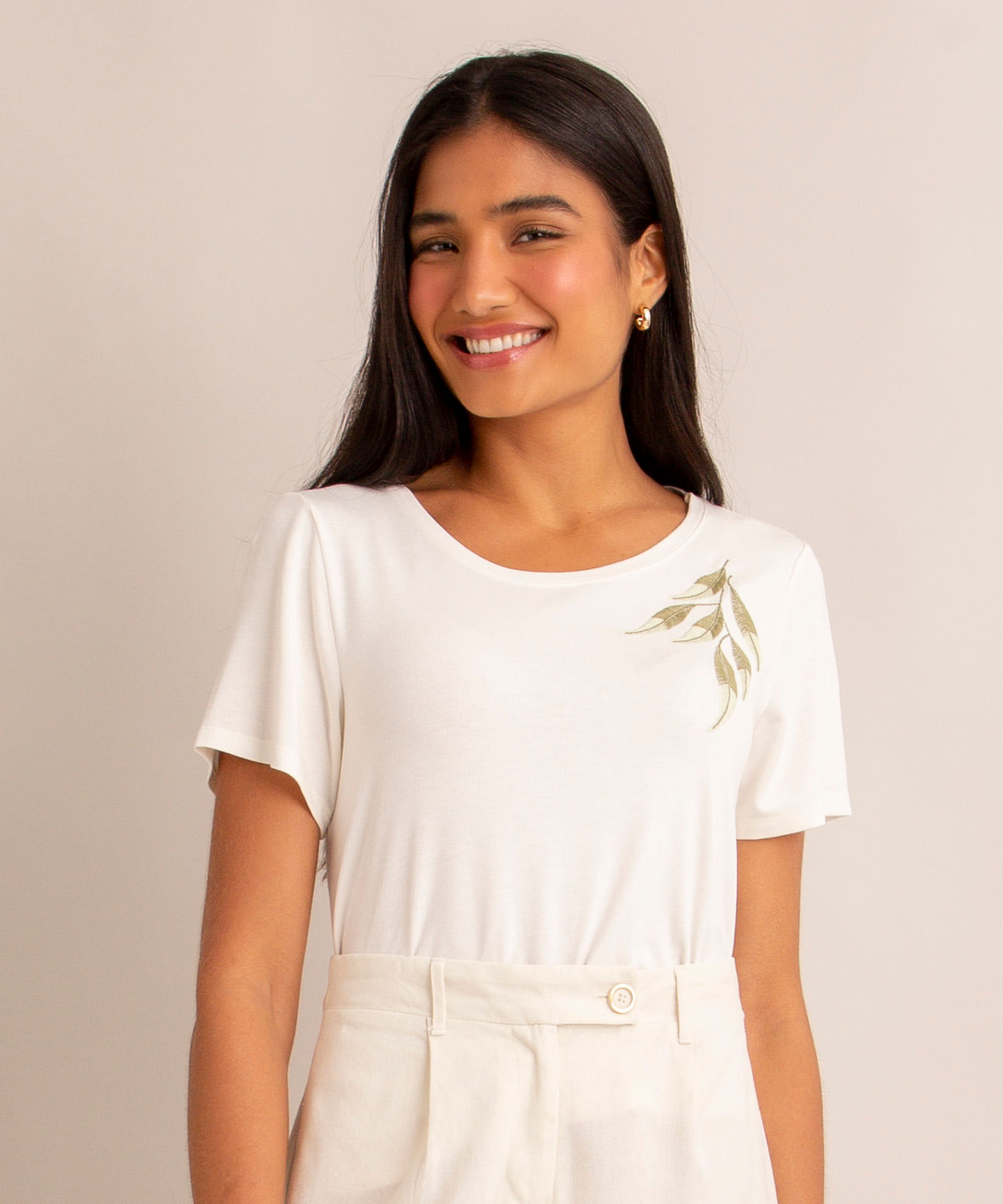 blusa com bordado de folhagem manga curta decote redondo off white