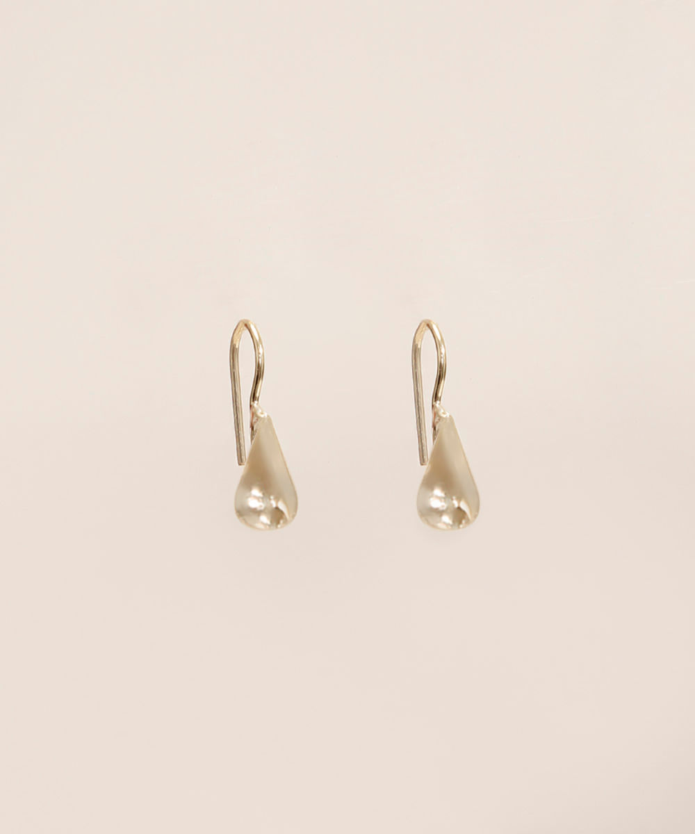 brinco com pingente de gota dourado