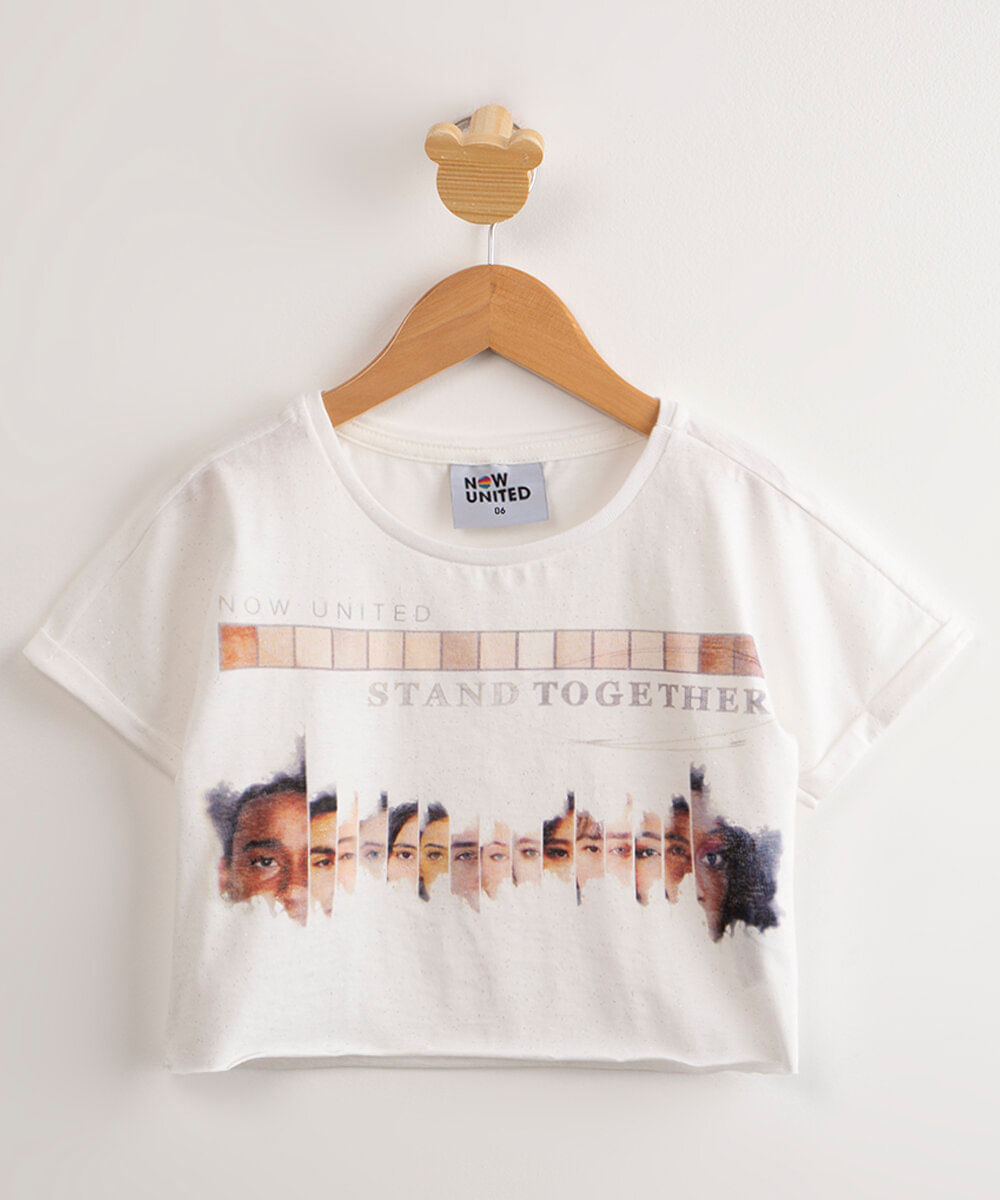 blusa cropped juvenil now united stand together com brilho manga curta off white