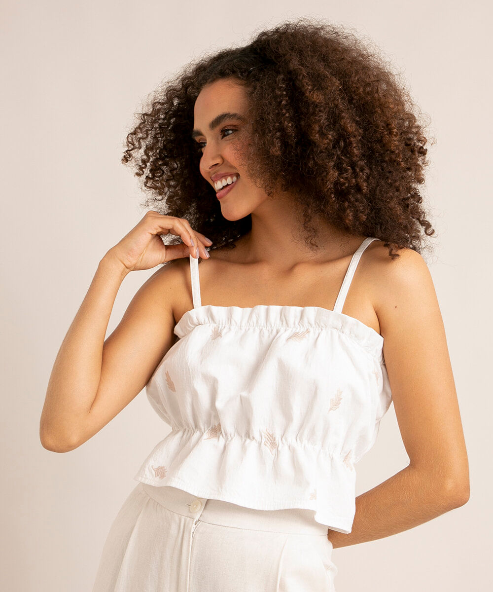 blusa cropped de sarja alça fina com bordado de folhagens e babados off white