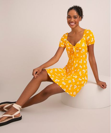 vestido-curto-estampado-margaridas-manga-curta-decote-coracao-com-no-amarelo-1007517-Amarelo_1