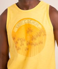regata-de-algodao-gola-careca-estampada-coqueiros-amarela-1012100-Amarelo_2