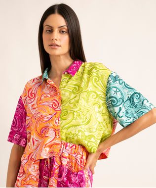 camisa-cropped-de-viscose-estampado-paisley-manga-curta-alem-dos-mares-noronha-manu-gavassi-multicor-1005571-Multicor_1