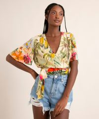 blusa-cropped-de-viscose-estampada-flor-de-jambo-manga-curta-decote-v-alem-dos-mares-salvador-preta-gil--bege-1005574-Bege_1 blusa-cropped-de-viscose-estampada-flor-de-jambo-manga-curta-decote-v-alem-dos-mares-salvador-preta-gil--bege-1005574-Bege_1