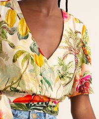 blusa-cropped-de-viscose-estampada-flor-de-jambo-manga-curta-decote-v-alem-dos-mares-salvador-preta-gil--bege-1005574-Bege_4 blusa-cropped-de-viscose-estampada-flor-de-jambo-manga-curta-decote-v-alem-dos-mares-salvador-preta-gil--bege-1005574-Bege_4