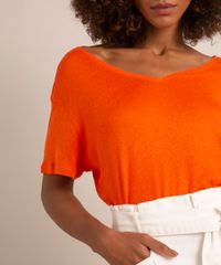 camiseta-com-linho-manga-curta-decote-v-alem-dos-mares-salvador-preta-gil-laranja-1010989-Laranja_4