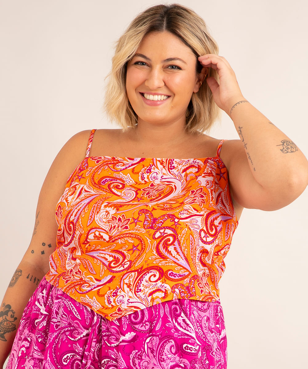 regata plus size cropped lenço de viscose estampado paisley com amarração alça fina decote reto além dos mares noronha manu gavassi coral