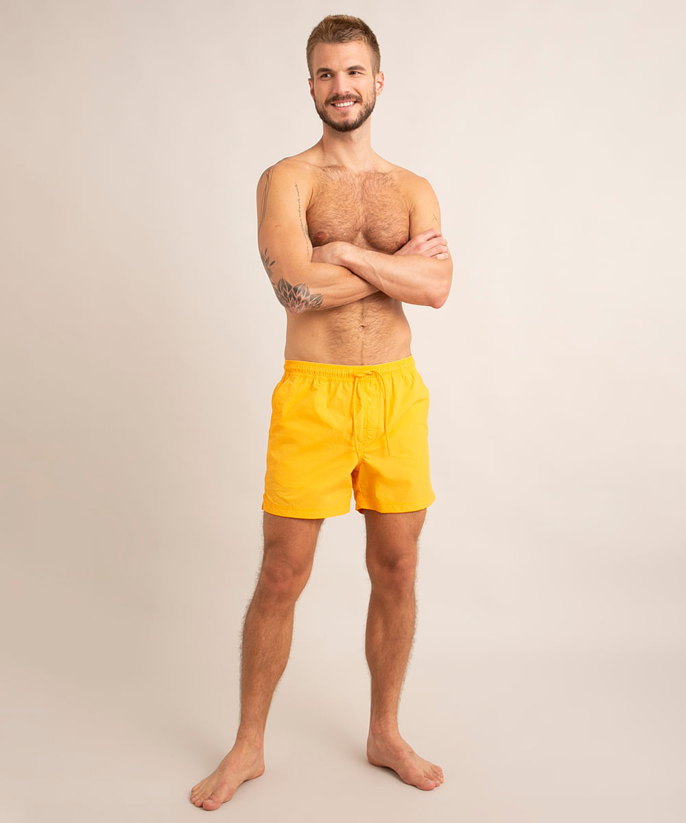 short curto com cordão amarelo