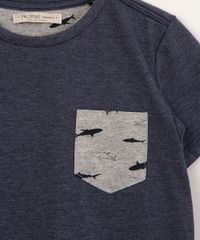 camiseta-infantil-manga-curta-gola-careca-com-bolso-azul-escuro-1010594-Azul_Escuro_3