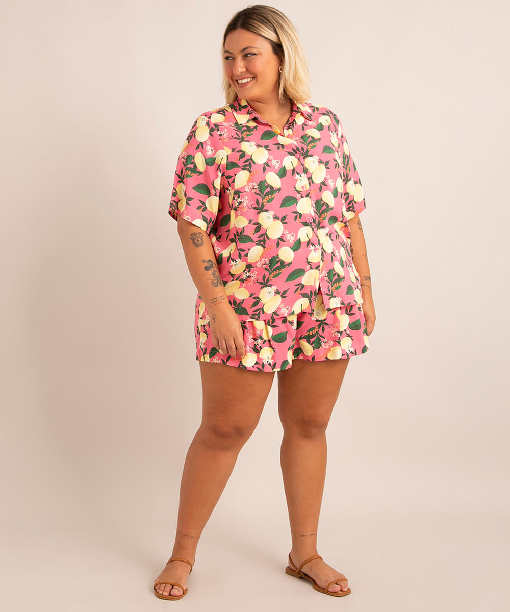 short curto de viscose plus size com pregas estampa de limão rosa