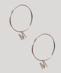 brinco-feminino-folheado-argola-com-pingente-letra-m-prateado-9847855-Prateado_1