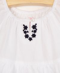 conjunto-infantil-de-blusa-bordada-com-babados-manga-curta---short-jeans--branco-9987954-Branco_3