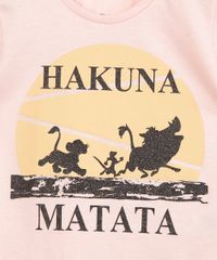 blusa-infantil-de-algodao--hakuna-matata--o-rei-leao-com-glitter-manga-curta-rosa-claro-1010298-Rosa_Claro_2