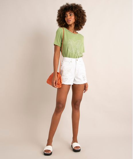 short-mom-de-sarja-com-bordado-barra-desfiada-cintura-super-alta-alem-dos-mares-salvador-preta-gil-branco-1013210-Branco_1