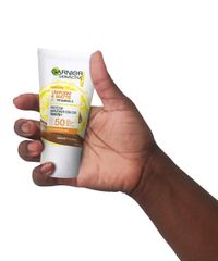 Protetor-Hidratante-Facial-Garnier-Uniform---Matte-Vitamina-C-FPS-50-Cor-Negra---40g-Unico-1009808-Unico_7