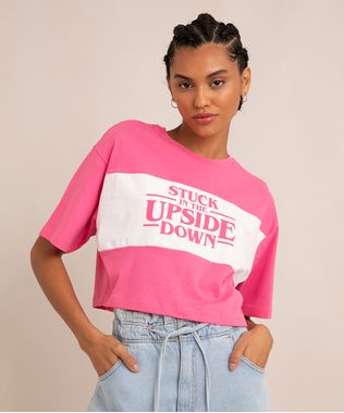 camiseta-cropped-com-recorte-stranger-things--stuck-in-the-upside-down--manga-curta-decote-redondo-rosa-1014544-Rosa_1