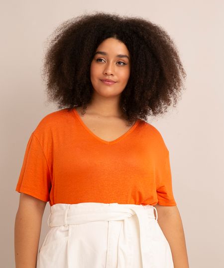 camiseta-plus-size-com-linho-manga-curta-decote-v-alem-dos-mares-salvador-preta-gil-laranja-1010994-Laranja_1