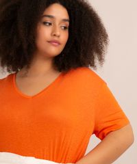camiseta-plus-size-com-linho-manga-curta-decote-v-alem-dos-mares-salvador-preta-gil-laranja-1010994-Laranja_4