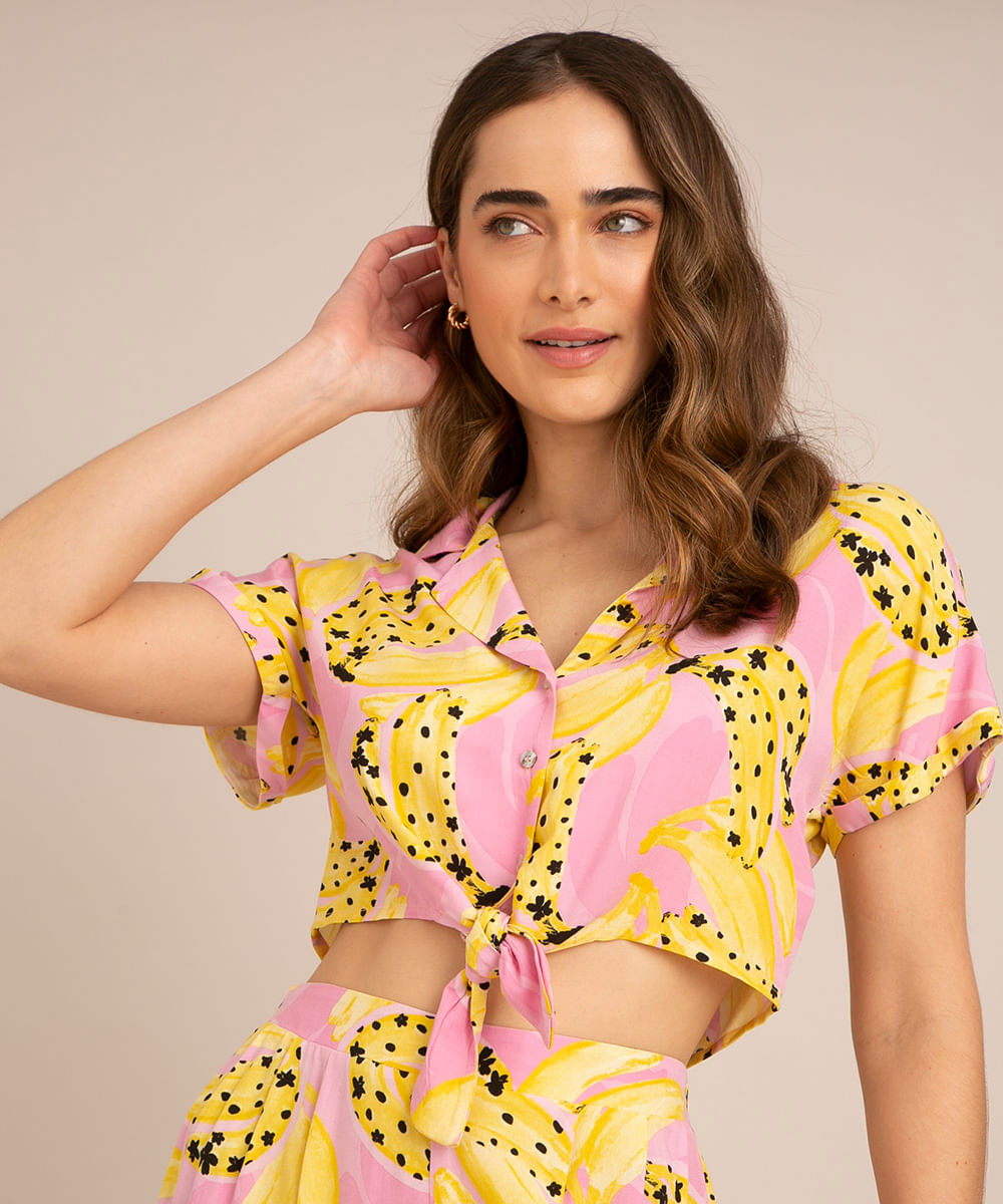 camisa cropped estampada bananas com amarração manga curta rosa