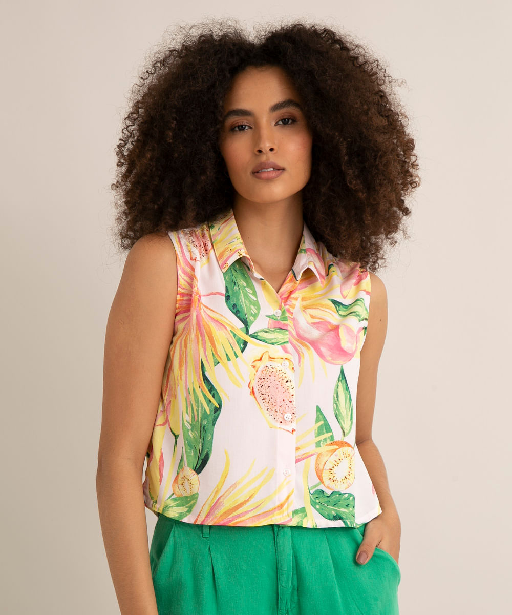 camisa cropped de viscose estampada tropical sem manga off white