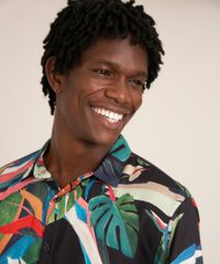 camisa-relaxed-de-viscose-estampada-folhagens-manga-curta-preta-1011684-Preto_4