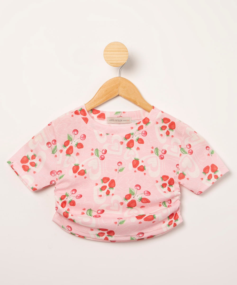 blusa cropped canelada juvenil manga curta com franzido estampa de morangos rosa