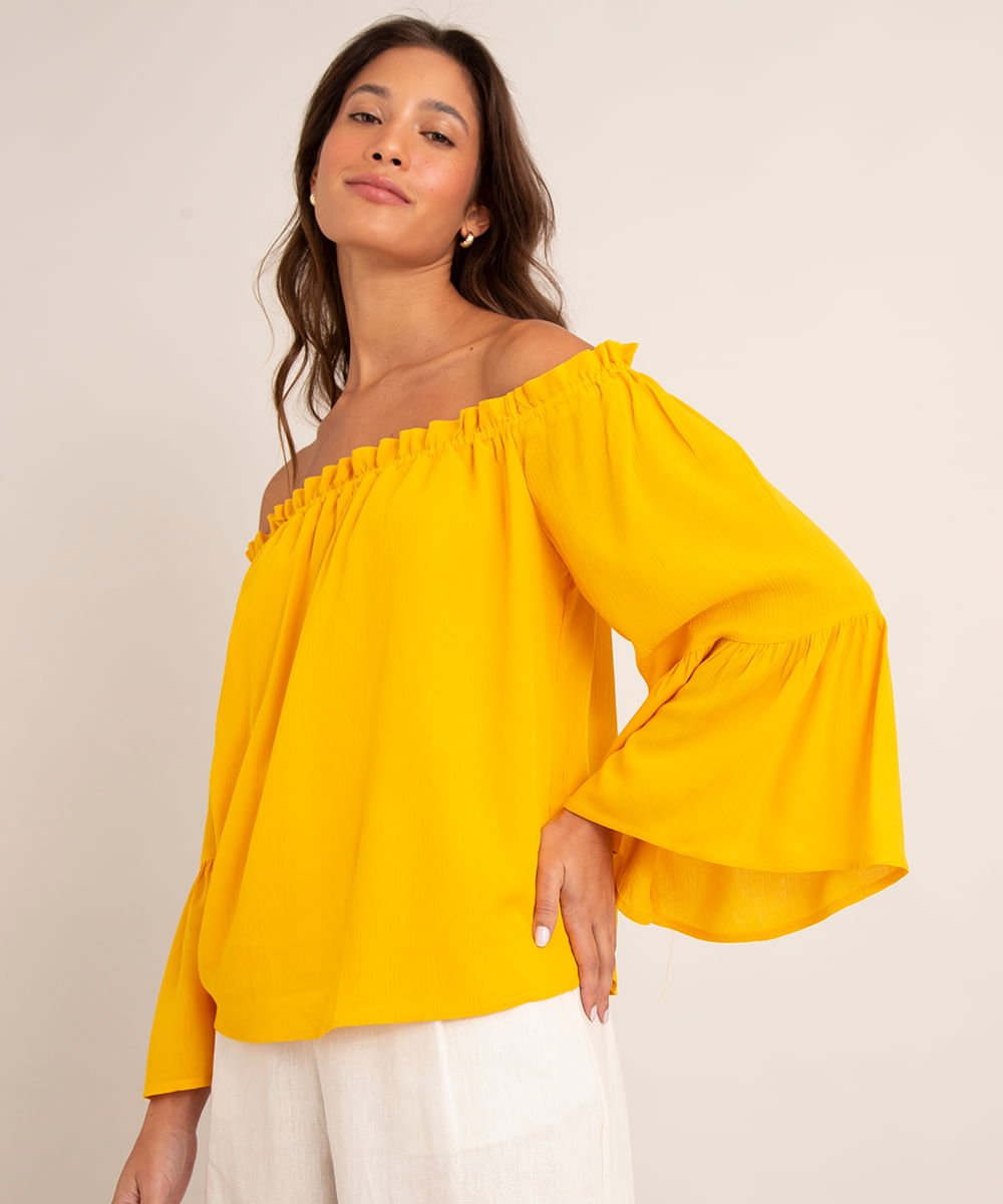 blusa de viscose texturizada manga longa open shoulder amarela