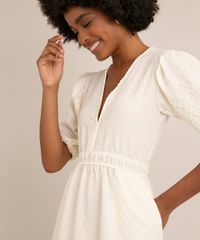vestido-midi-texturizado-com-bolso-manga-bufante-decote-profundo-off-white-1017142-Off_White_4