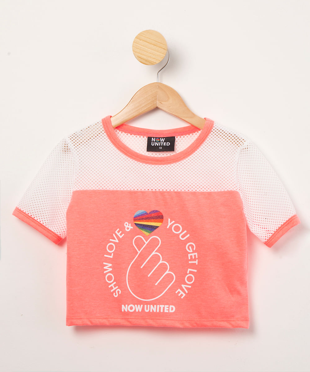 blusa cropped juvenil com recorte de tela manga curta estampada now united rosa neon