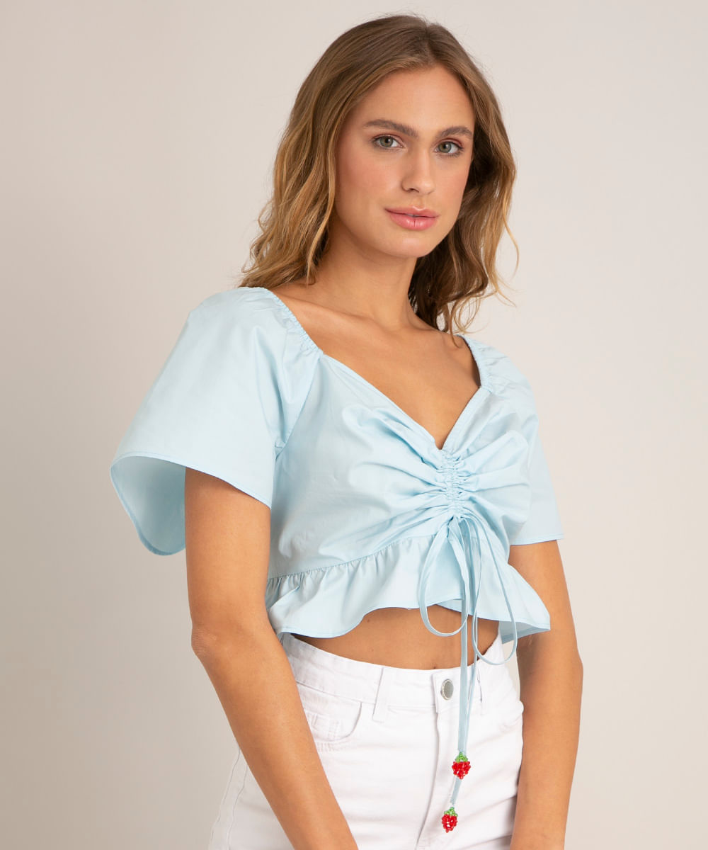 blusa cropped manga curta decote v com franzido e amarração azul claro