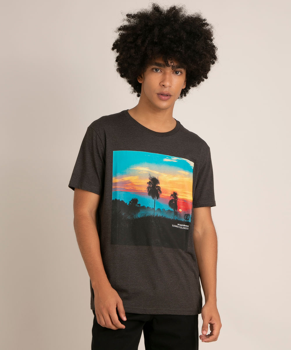 camiseta manga curta gola careca estampa de paisagem tropical cinza mescla escuro