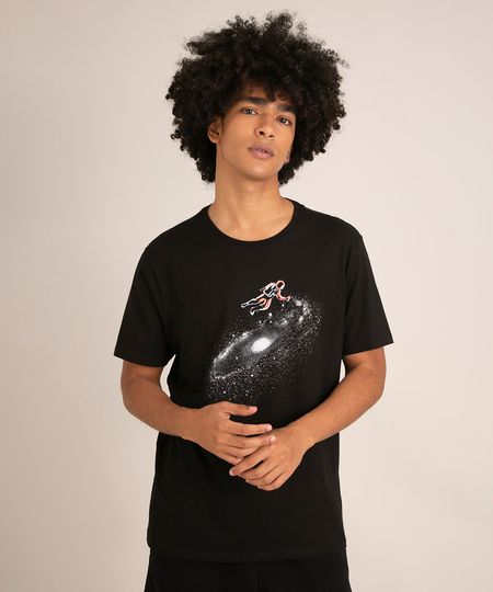 camiseta-de-algodao-manga-curta-gola-careca-estampa-astronauta-preta-1006414-Preto_1 camiseta-de-algodao-manga-curta-gola-careca-estampa-astronauta-preta-1006414-Preto_1