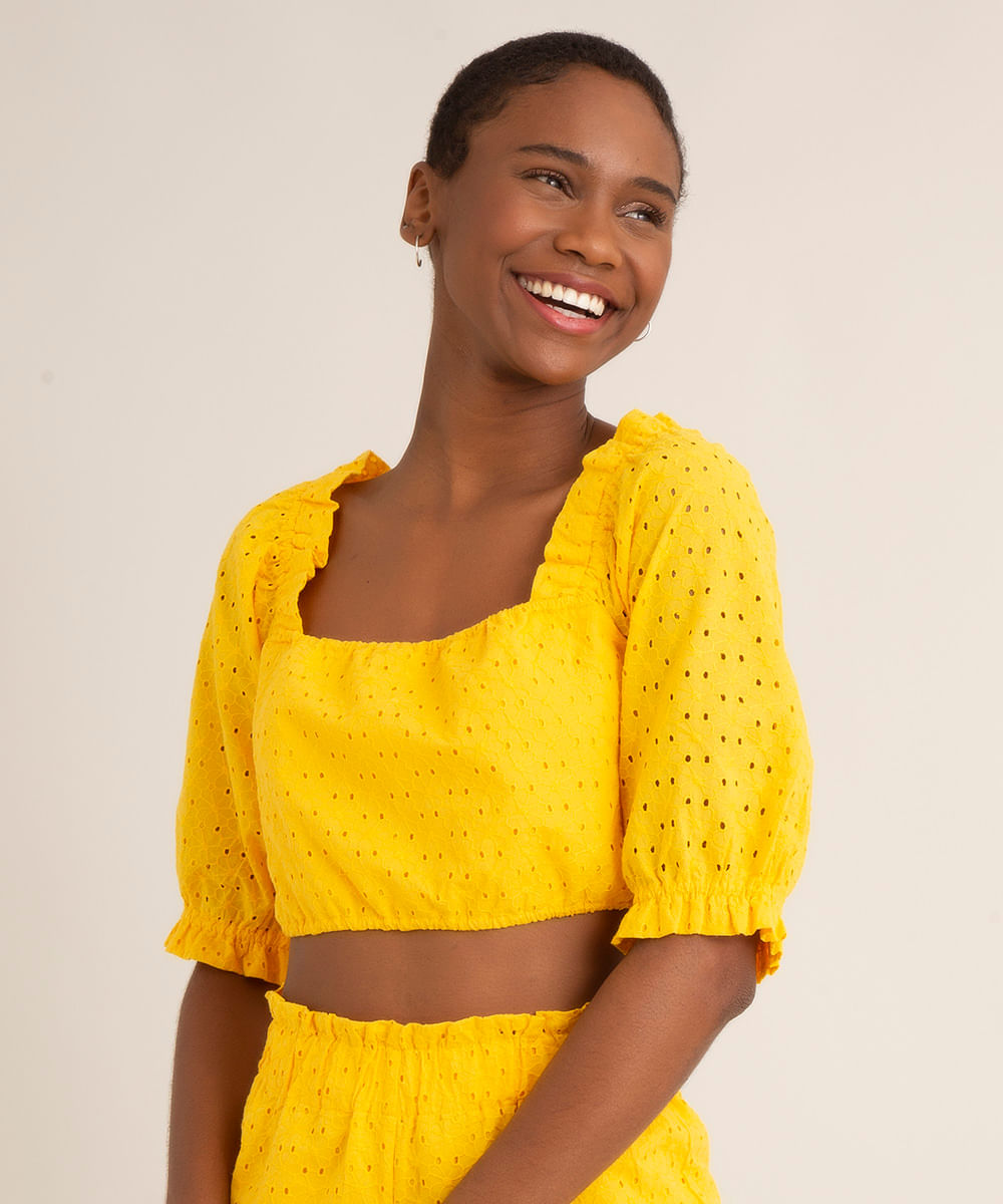 blusa cropped de laise manga bufante decote reto amarelo