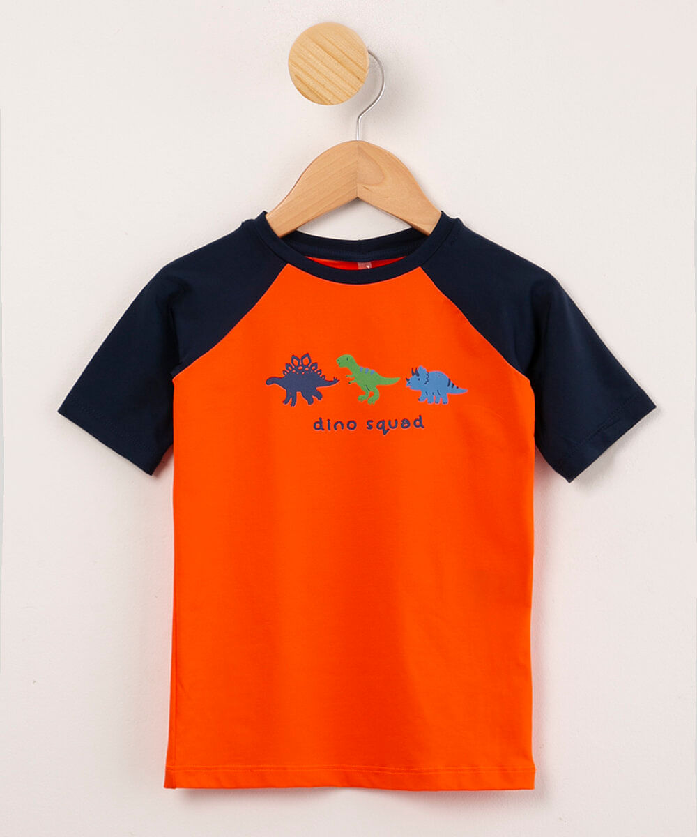 camiseta raglan de praia "dino squad" manga curta com proteção uv50+ laranja