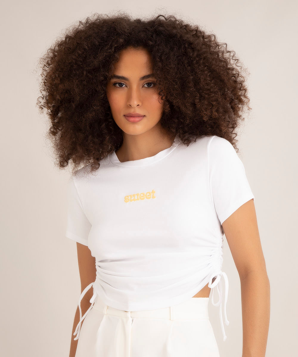 blusa cropped manga curta com amarração "sweet" off white