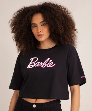 camiseta-cropped-de-algodao-manga-curta-decote-redondo-estampado-barbie-preta-1015954-Preto_1