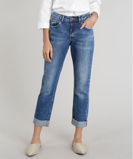 calça jeans com a barra virada